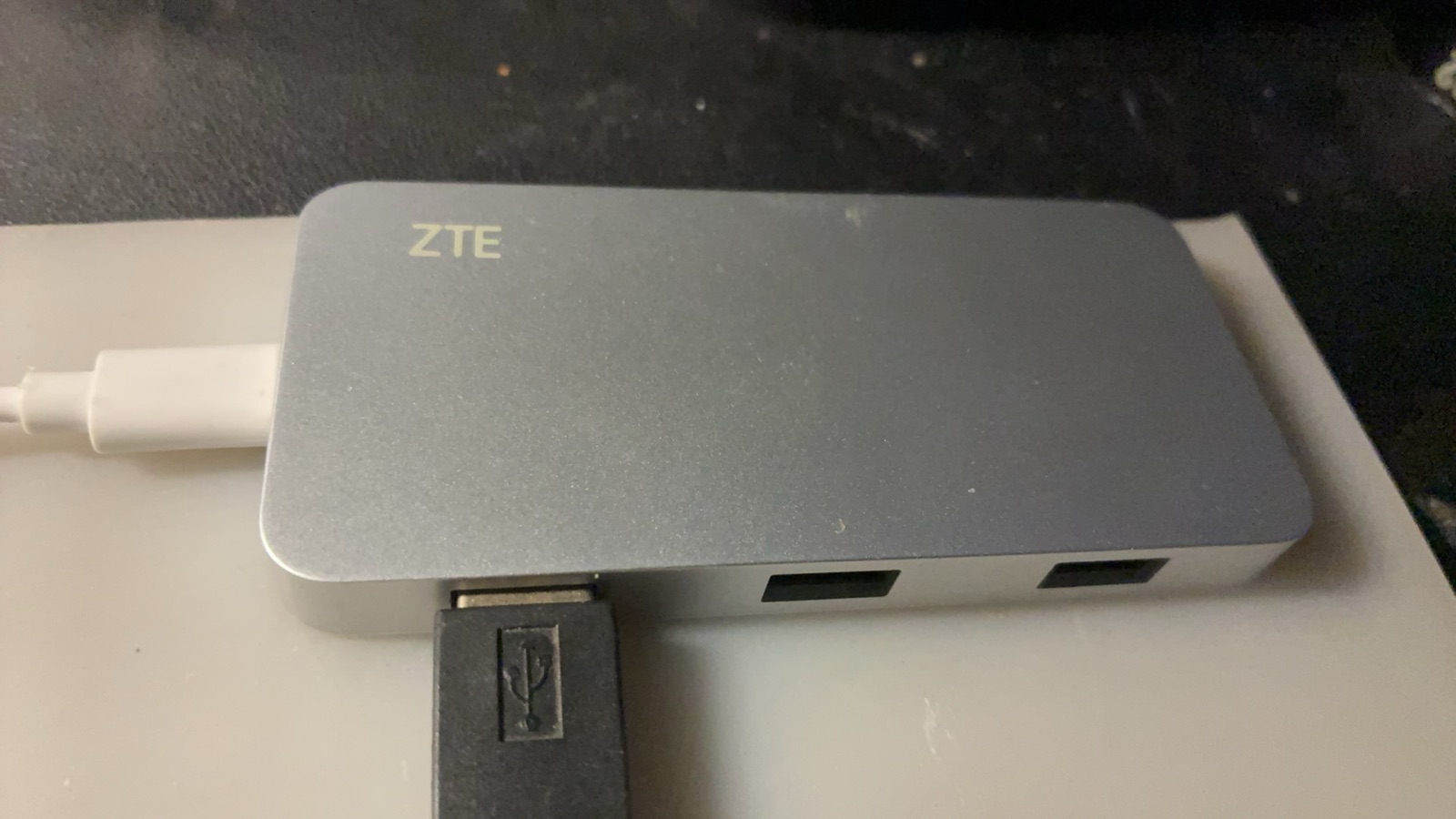 装完之后的样子：电源插上、电台的 USB 线插在口上，没有 U 盘