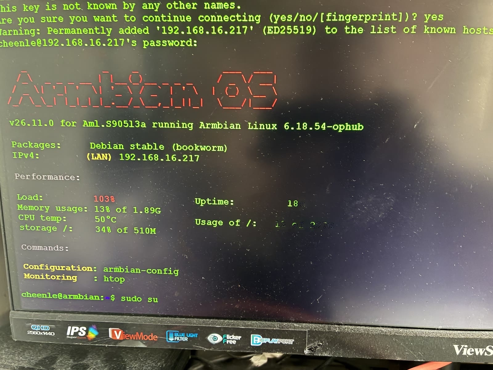 显示器上的 Armbian 首启横幅与 SSH 会话
