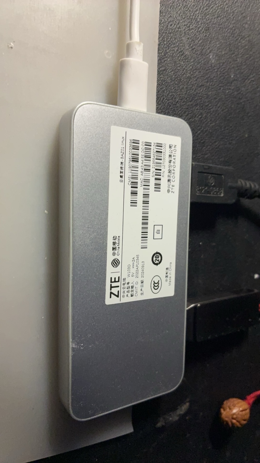 W103D 机身标签特写：型号、CMIIT ID、生产日期与序列号