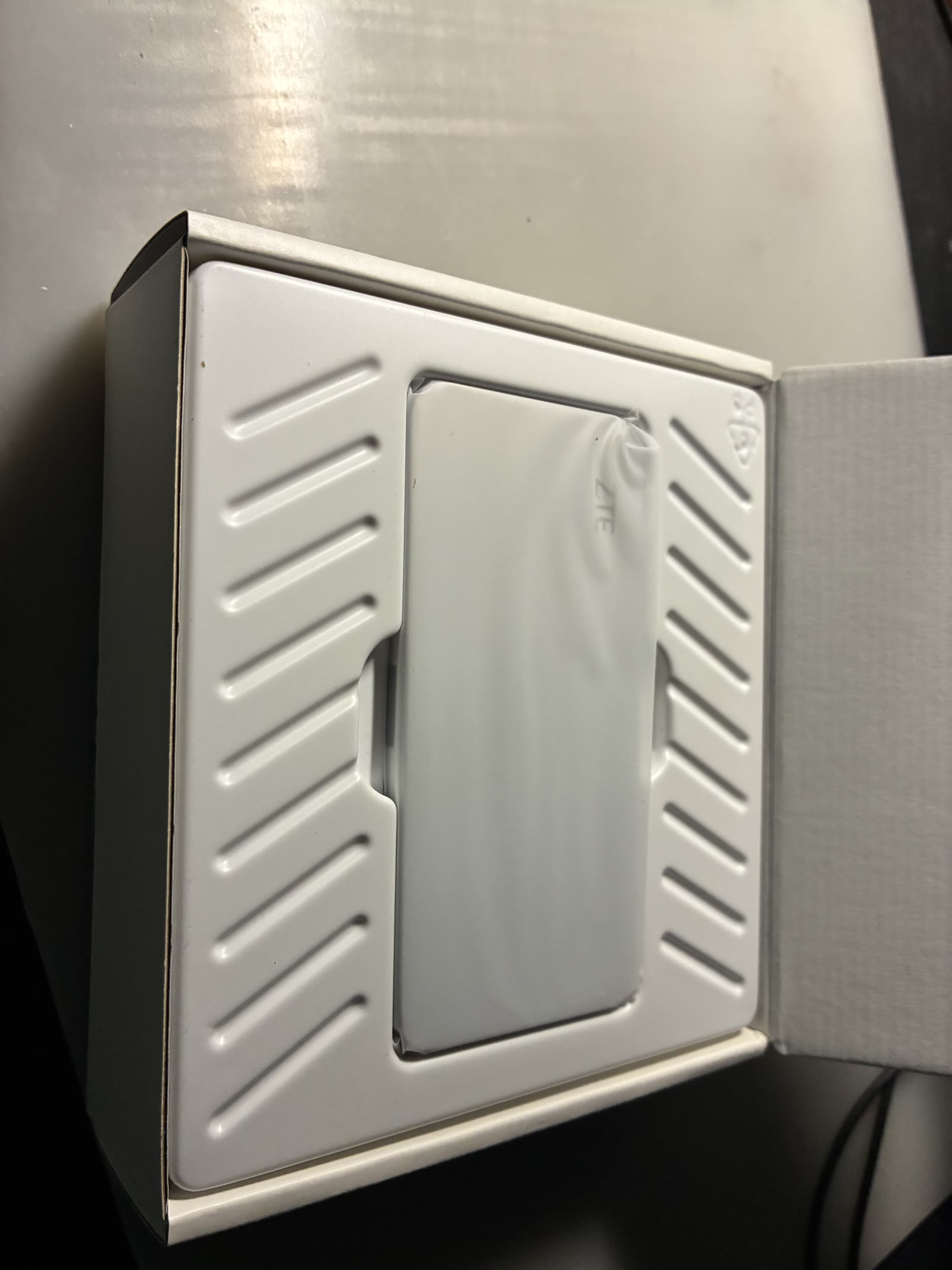 开箱：盒子里是 W103D 本体与配件
